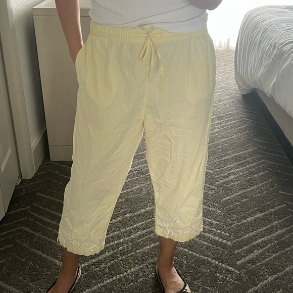 Cute Happy Embroidered Capri’s with Pockets! - Picture 1 of 5